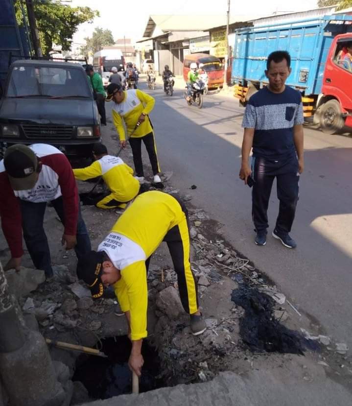 Kepala Desa Serang mengajak Jajarannya melaksanakan Rutinitas Jumsih (Jum’at Bersih) sebagai contoh untuk warganya.